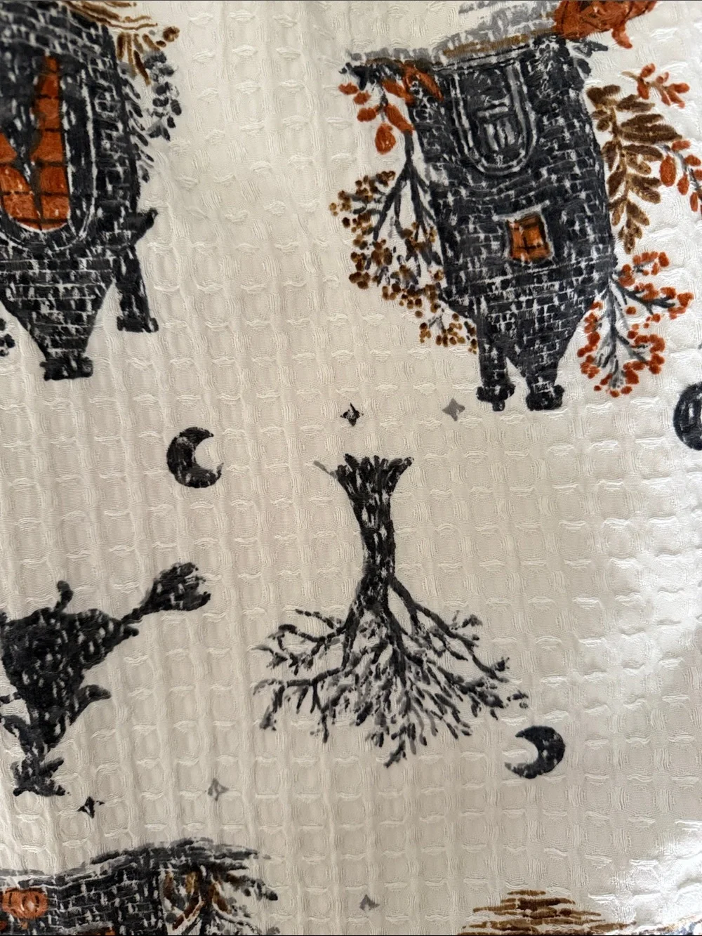 Envogue Halloween Cottage Waffle Gauze Throw in Cream, Brown and Black